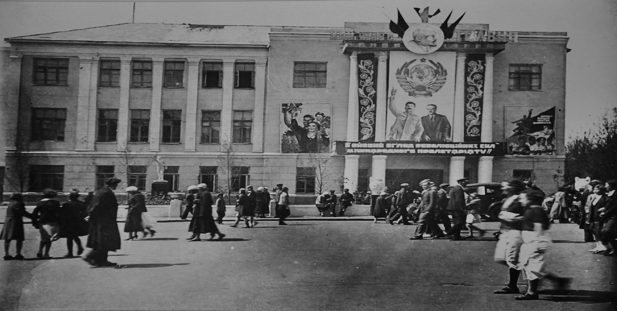 1 мая 1938 года Здание напротив театра им Леси Украинки