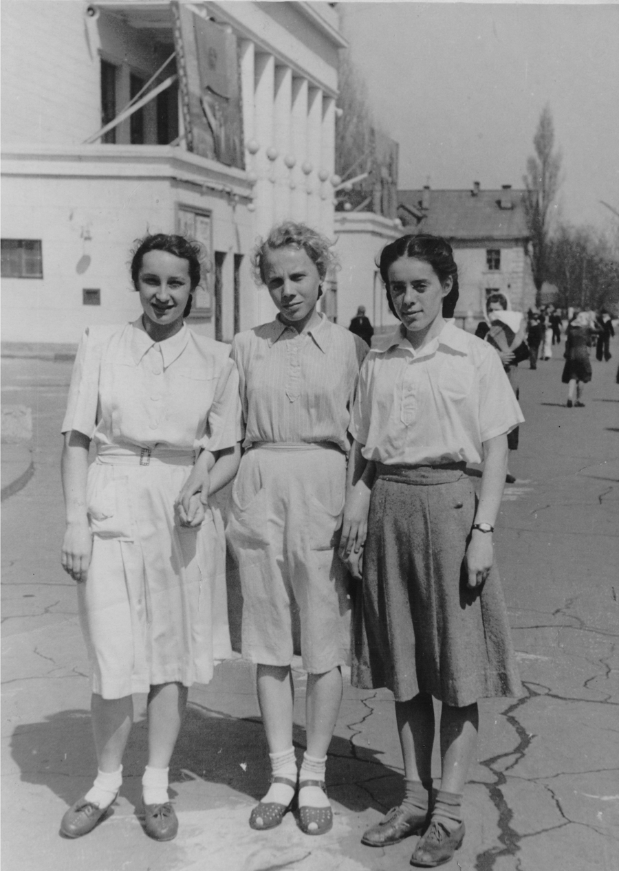 1 мая 1954 г Барковская Люда Крамаренко Лариса Гладилина Тамара возле ДК Металлургов