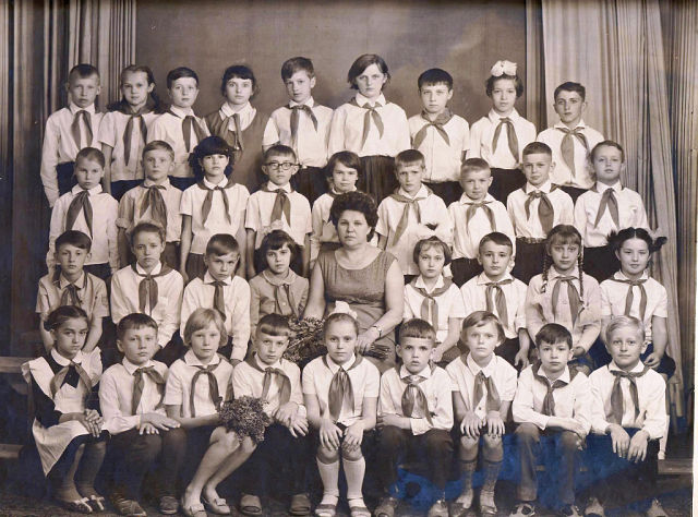 Восьмилетняя школа 2 2 й слева в нижнем ряду Игорь Кравченко