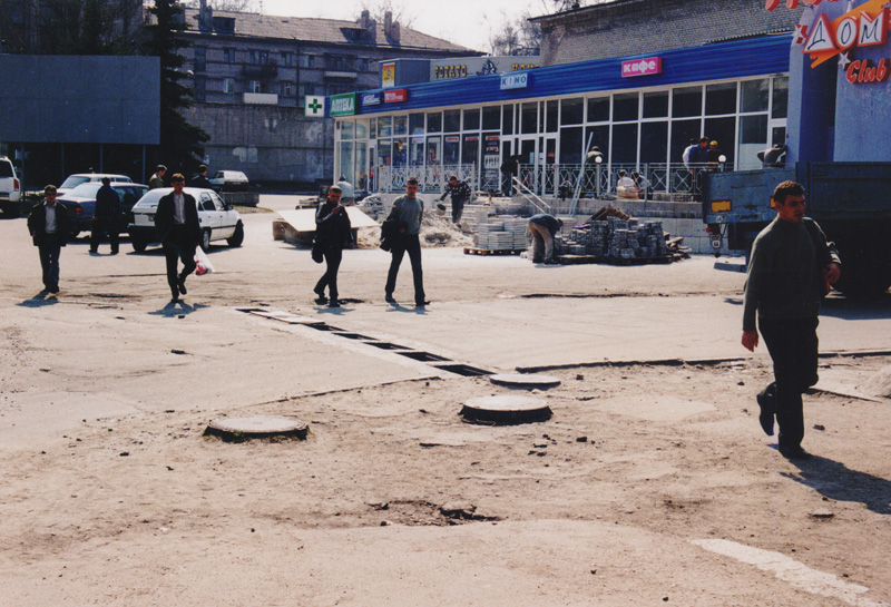 Укладка тротуарной плитки перед кинотеатром имени Шевченка