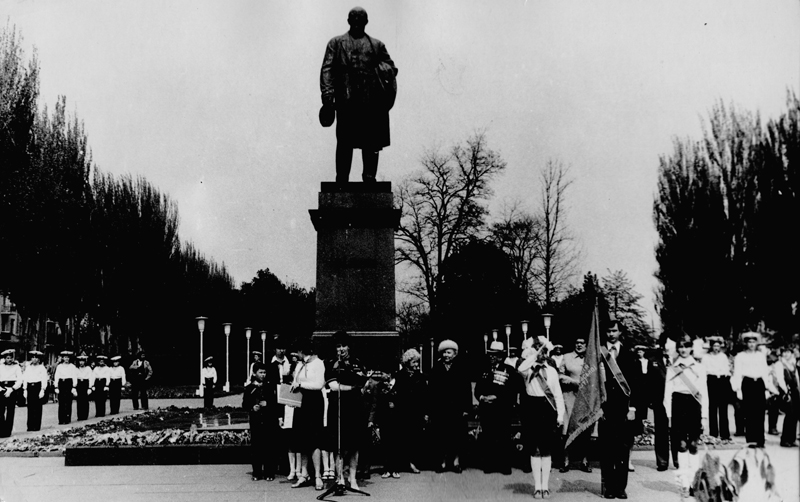 16 День піонерської організації як завжди проводиться біля памятника Леніну