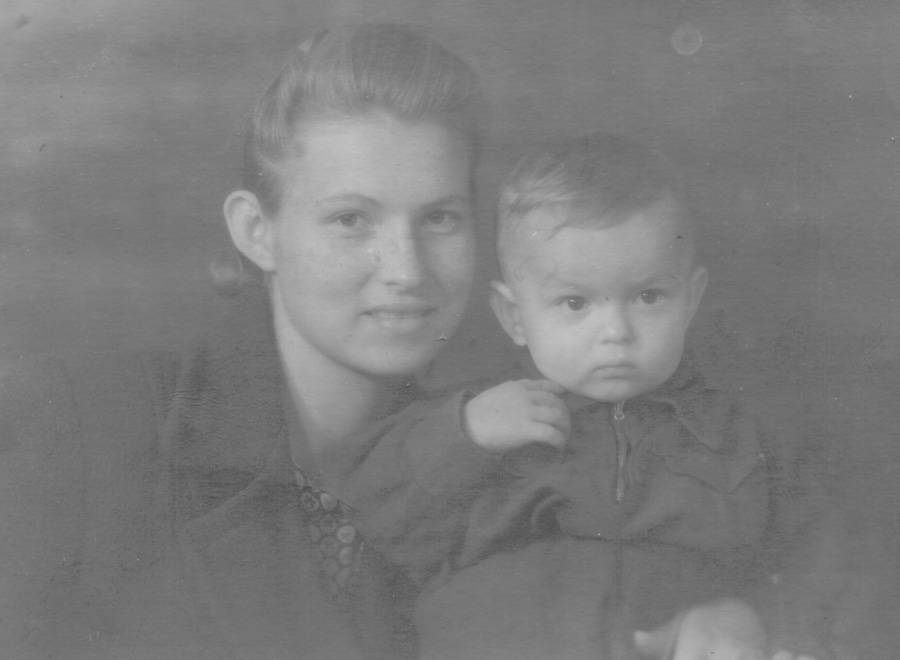 1951 год Толе 1 год и 23 дня Мама