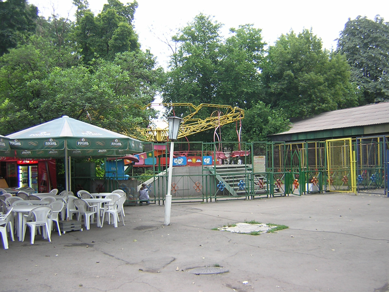 Горпарк летнее кафе возле карусели 24 серпня 2004