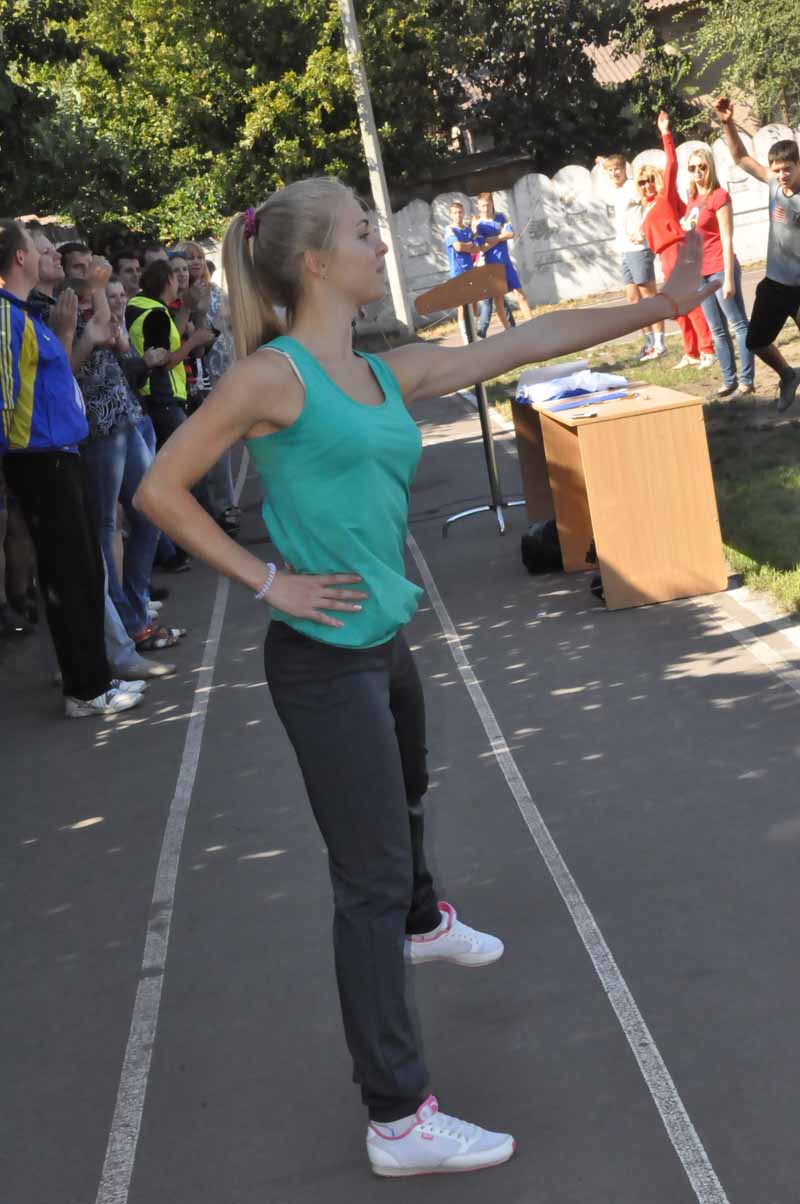 Марія Коряк проводить фізкультурну розминку 11 вересня 2015