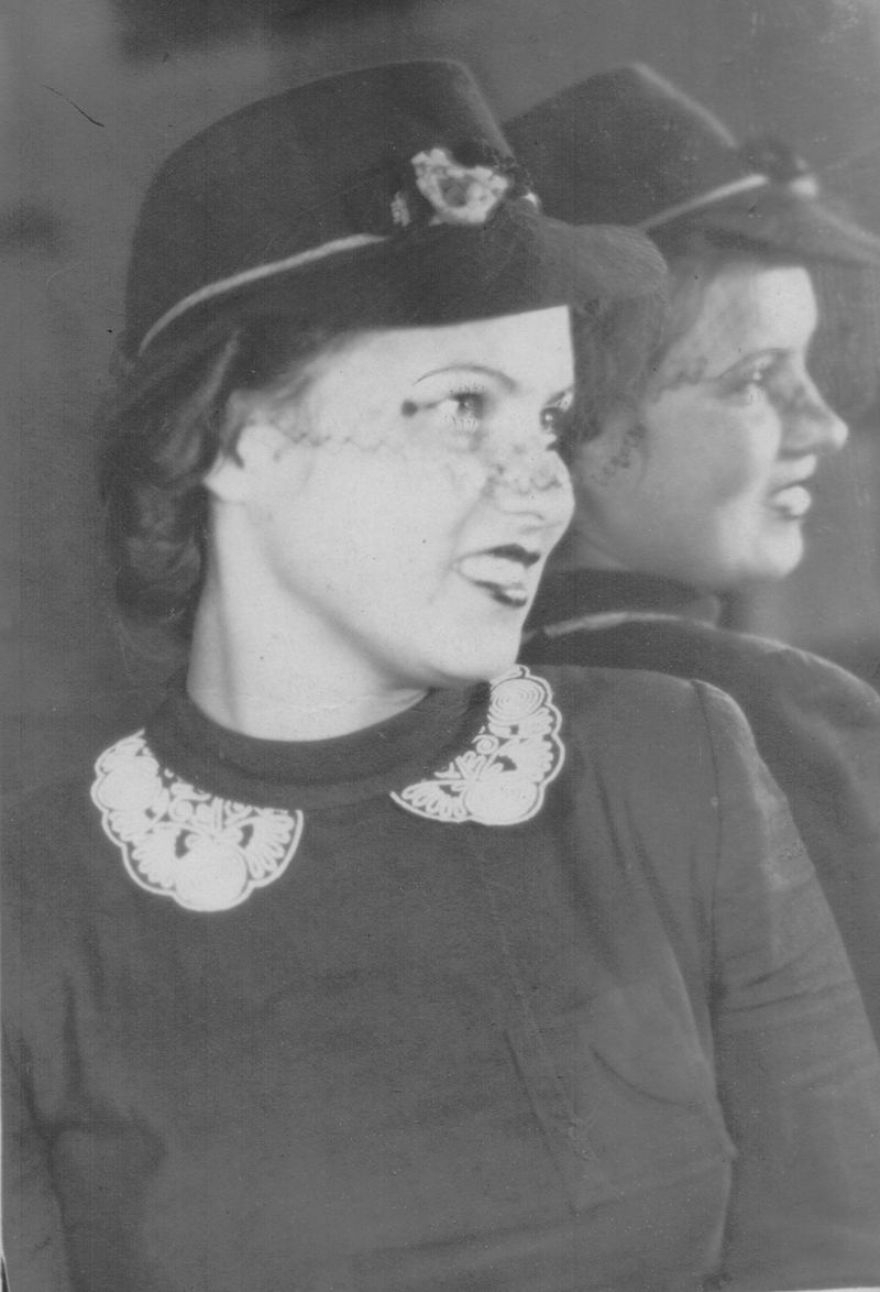 Модниця в капелюшку 4 ноября 1947