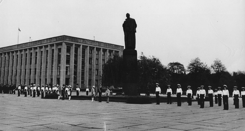 106 Почесний караул юних моряків біля памятника Дзержинському