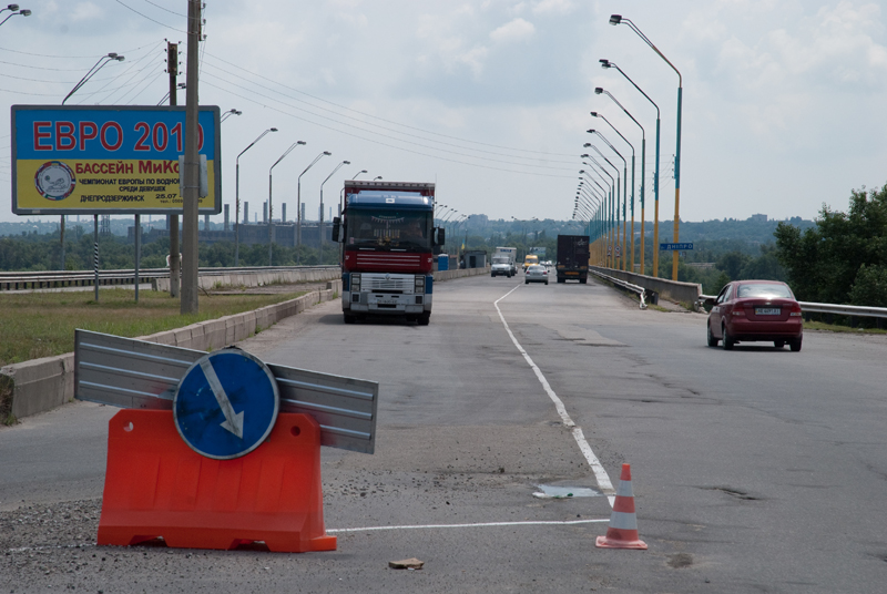 Вїзд на міст через Дніпро зі сторони лівого берега 5 червня 2010