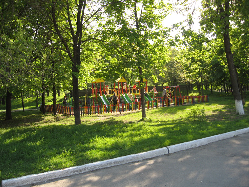 Дитячий майданчик поруч із СК Прометей 13 травня 2011