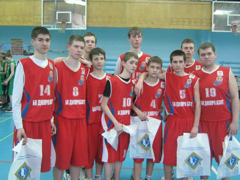 Днепродзержинские баскетболисты сыграли в юбилейном турнире ДУЭП 12 квітня 2013