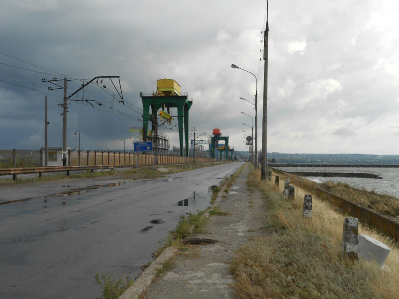 Дорога по дамбі Середньодніпровської ГЕС 9 жовтня 2013
