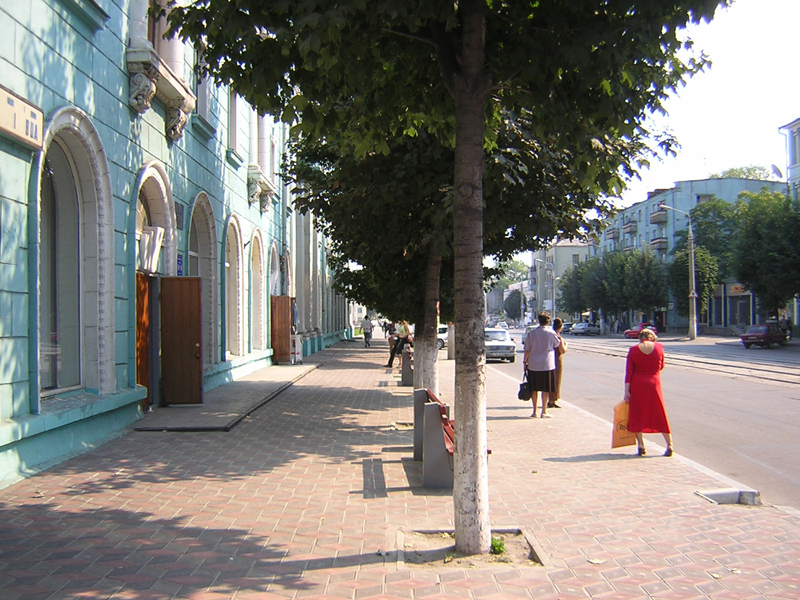 Перед библиотекой им.Шевченко 3 вересня 2004