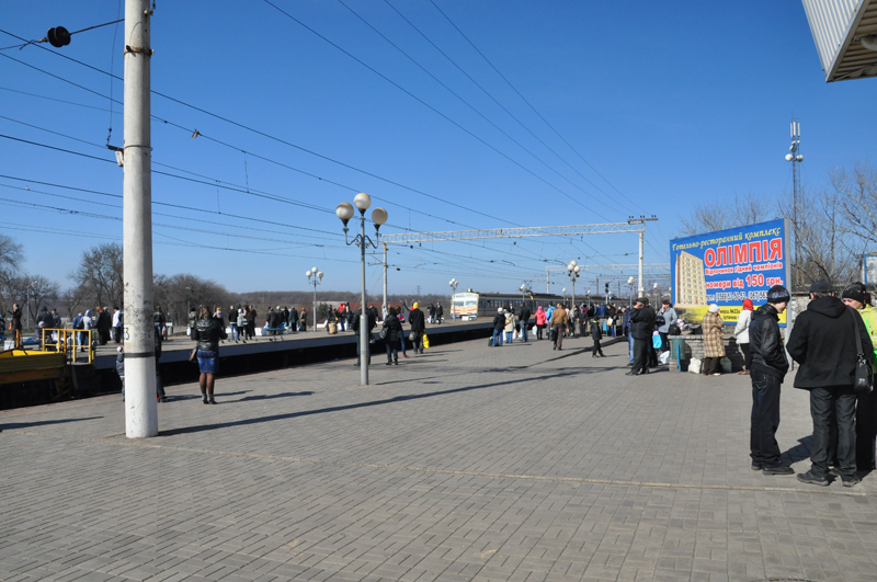 Платформа залізничного вокзалу 22 березня 2014