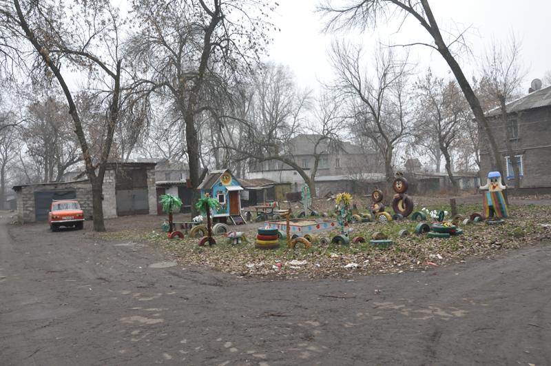 Подвіря одного з будинків селища Будівеельників 30 грудня 2013