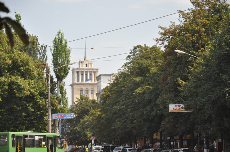 Проспект Шевченка Вид на будинок зі шпилем 25 липня 2014