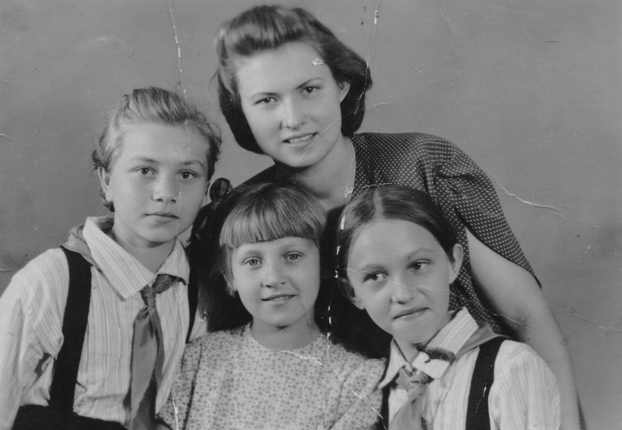 Тамара з дітьми 5 1948 год
