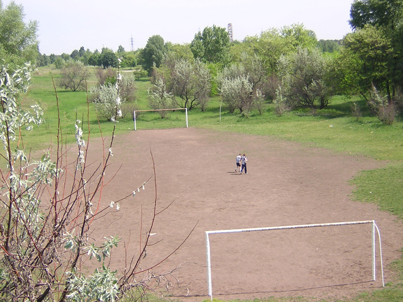 Футбольная площадка на берегу канала