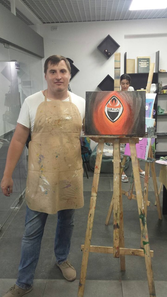 Кирило Іванов зі своєю роботою емблемою ФК Шахтар