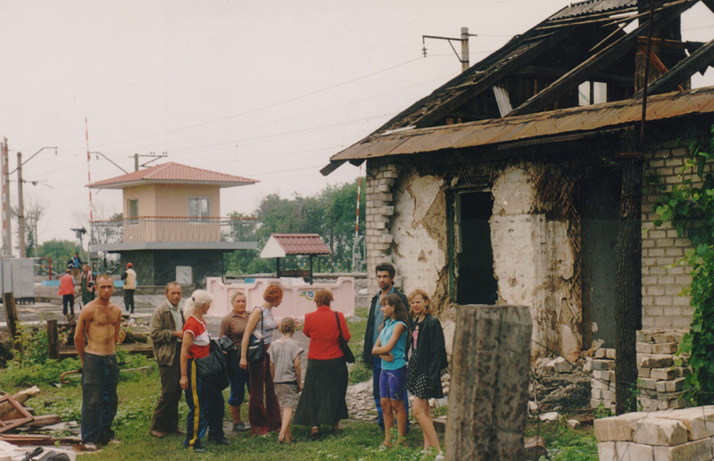Разрушенный домик на железнодорожном переезде на выезде с Днепродзержинска