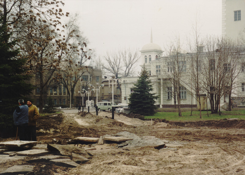 Укладка тротуарной плитки рядом с театром имени Леси Украинки