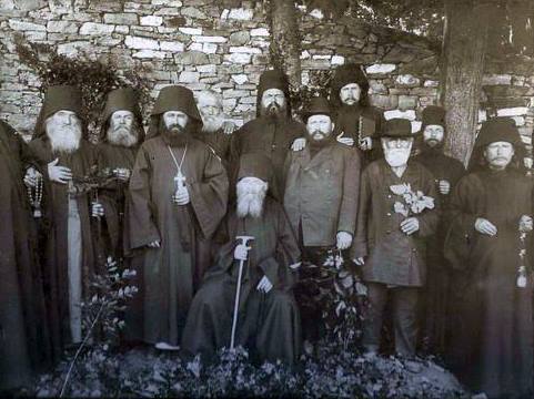 Новый Афон 1914 год схимонах Серафим сидит Сзади него стоит зять Павел Антонович Нечёсов
