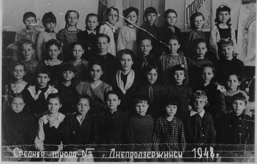 СШ 3 1948 год третьеклассница Лариса Крамаренко нижний ряд вторая справа СШ 3