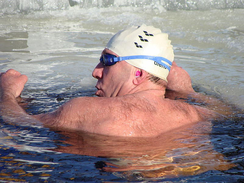 Ігор Кравченко під час відкриття льодового басейну 15 січня 2011