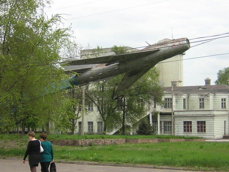 До дня авіації 1976 року на площі Гагаріна встановили памятний знак у вигляді реактивного літака МІГ 19 7 травня 2005