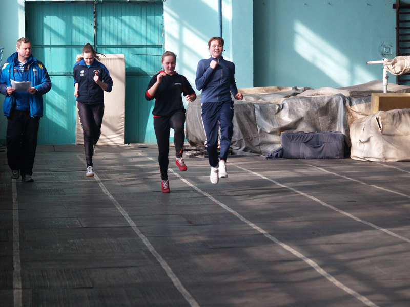 Заняття з ОФП проводять веслярі академісти праворуч Світлана Рачек і ліворуч Олєна Сидорова 18 лютого 2012