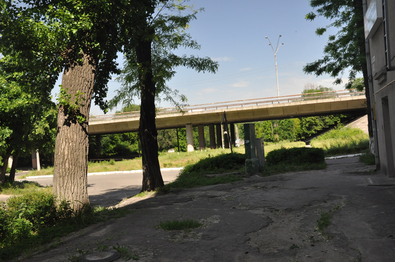 Мостовий перехід через Дніпро поруч з будинком 119 по вулиц ВАасильєвській 24 травня 2014і 