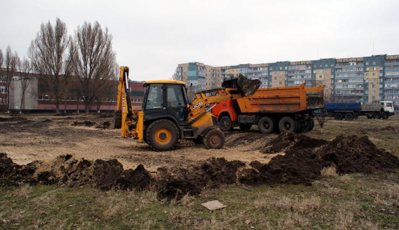 Початок будівництва футбольного поля біля СШ 21 12 грудня 2017