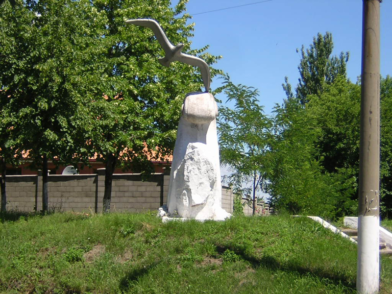 Скульптура буревісника перед входом на однойменний стадіон 2 липня 2005