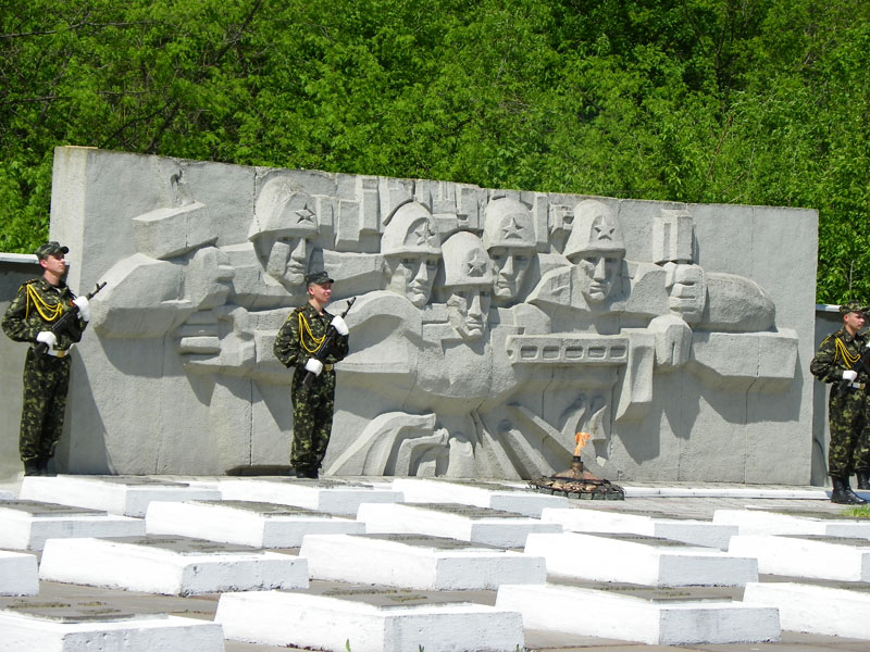 Стела на військовому меморіалі на Слисаренка 7 травня 2010