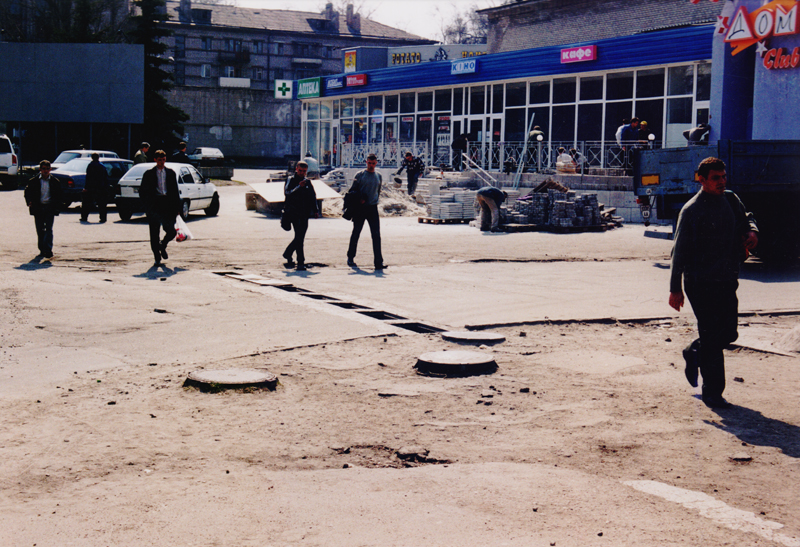 Вкладання тротуарної плитки перед кінотеатром Шевченка 2004