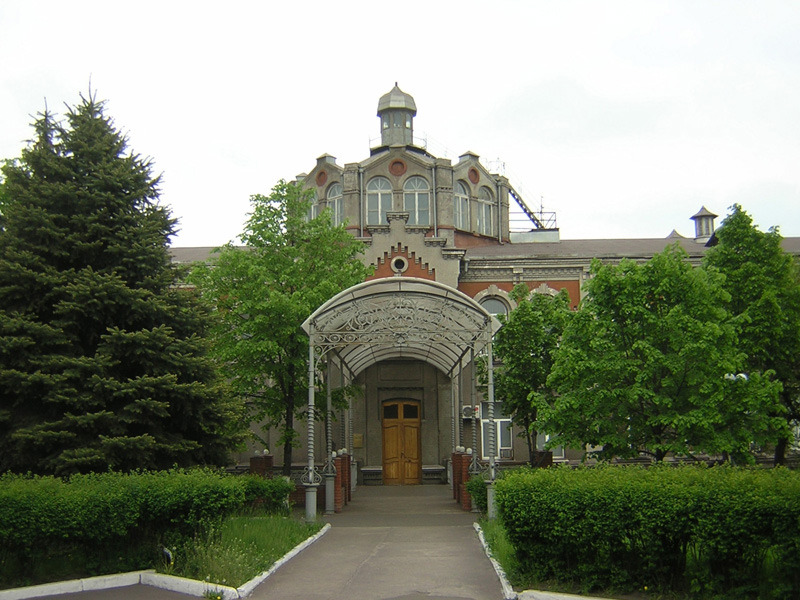 Вход в старый админорпус ДМК1 7 травня 2005