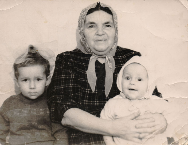 Молчанова Марія Прокопівна Ліворуч внучка Таня праворуч Катя