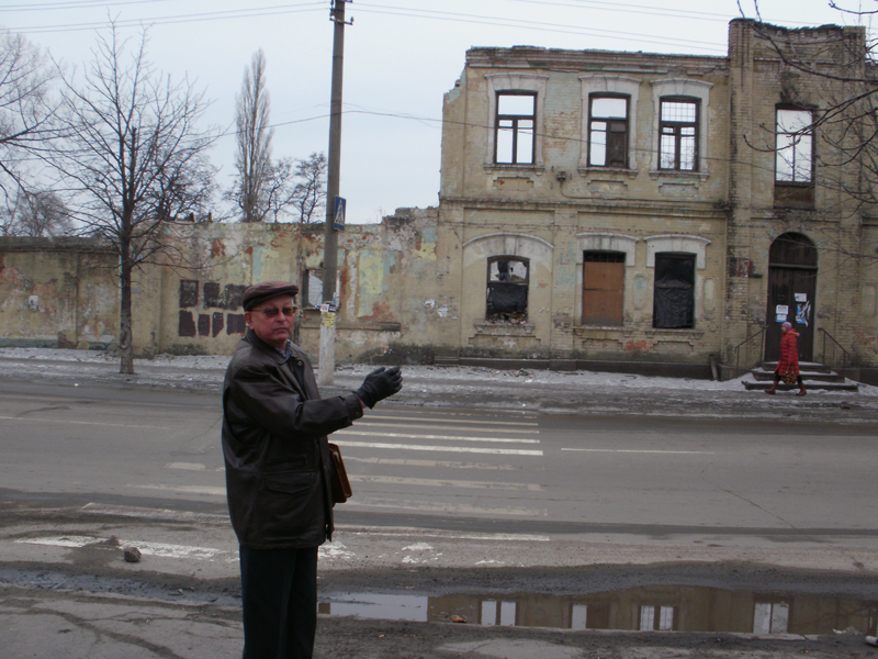 Руїни будинку 13 по вулиці Пеліна показує краєзнавець Ігор Вікторович Подзерко. 11 березня 2010