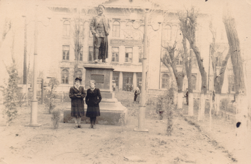 Памятник Дзержинському перед заводоуправлінням ДГЗ